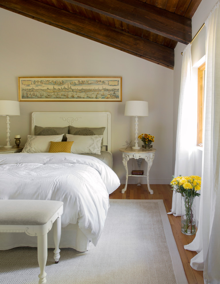 Стильный дизайн: маленькая гостевая спальня (комната для гостей) в стиле рустика с серыми стенами и паркетным полом среднего тона для на участке и в саду - последний тренд
