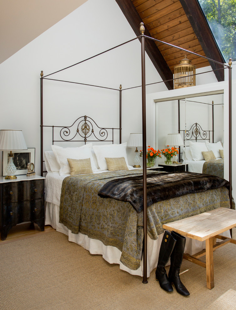 Diseño de dormitorio principal de estilo de casa de campo pequeño con paredes blancas y suelo de madera en tonos medios