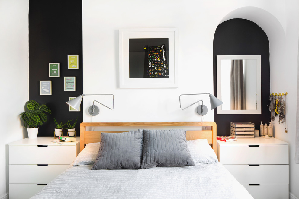 Imagen de dormitorio actual de tamaño medio con paredes multicolor