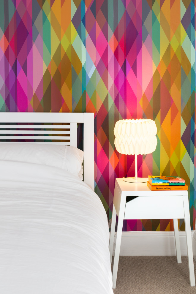 Пример оригинального дизайна: спальня в современном стиле с разноцветными стенами, ковровым покрытием и серым полом