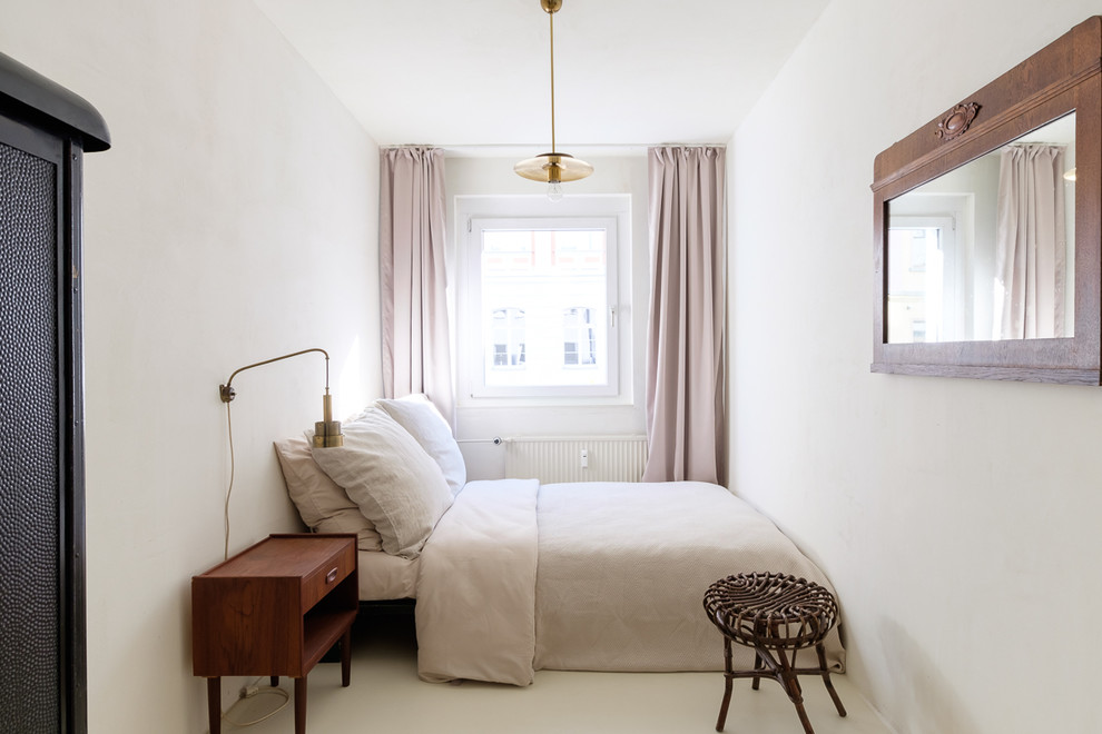 Kleines Mid-Century Hauptschlafzimmer ohne Kamin mit weißer Wandfarbe und weißem Boden in Berlin