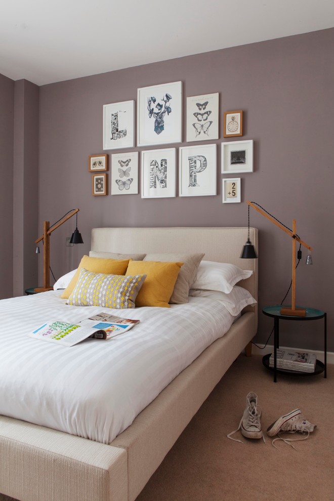 ロンドンにあるエクレクティックスタイルのおしゃれな寝室 (カーペット敷き、アクセントウォール、グレーとブラウン)