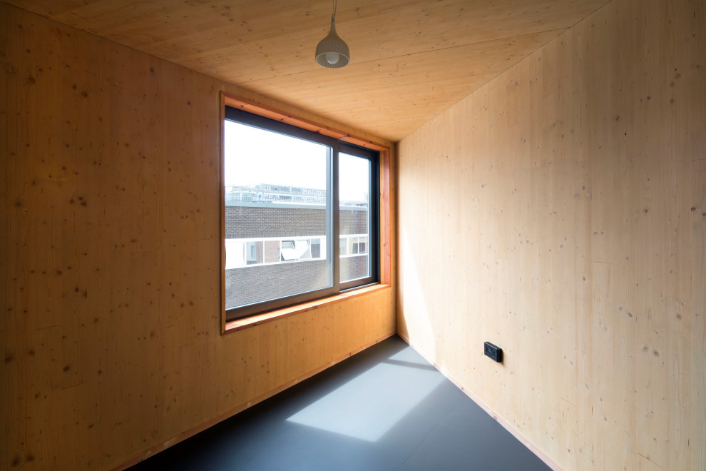 Kleines Skandinavisches Hauptschlafzimmer mit Holzdecke und Holzwänden in London