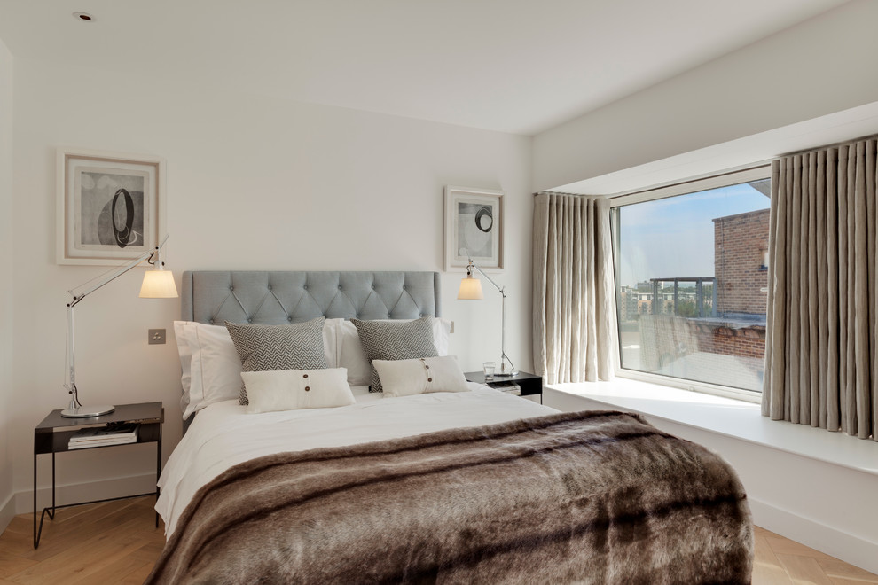 ロンドンにある中くらいなトランジショナルスタイルのおしゃれな客用寝室 (淡色無垢フローリング、ベージュの床、白い壁、グレーとブラウン) のインテリア