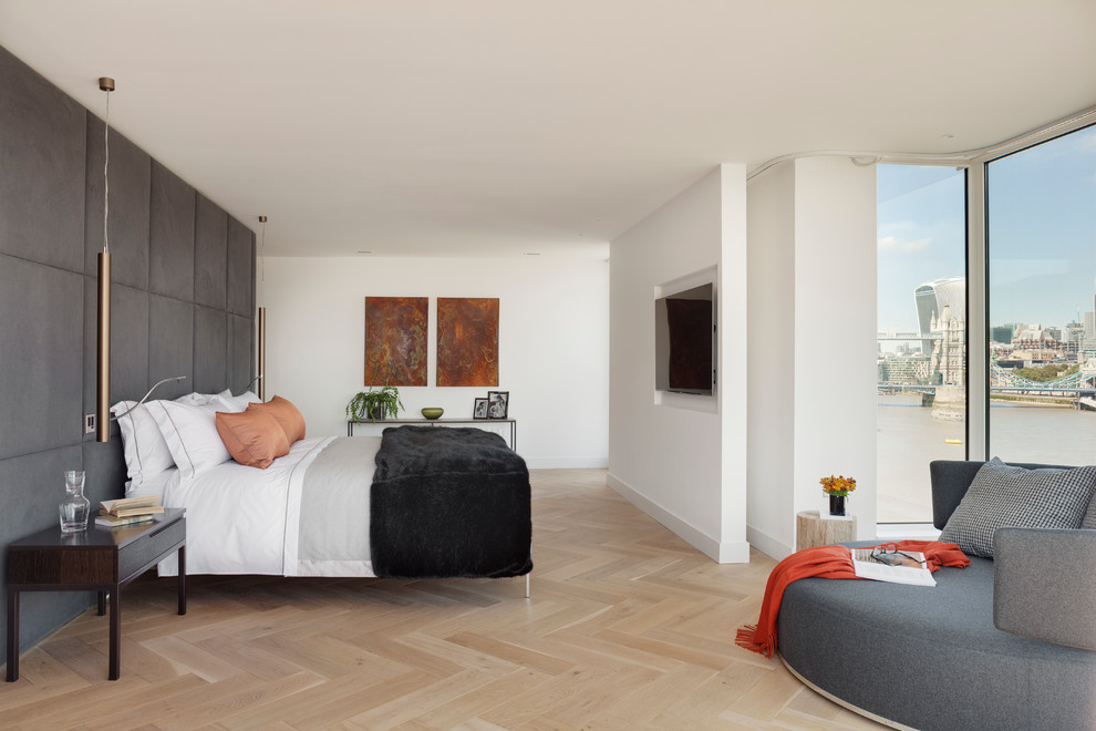 На фото: большая спальня в современном стиле с белыми стенами, светлым паркетным полом и бежевым полом с