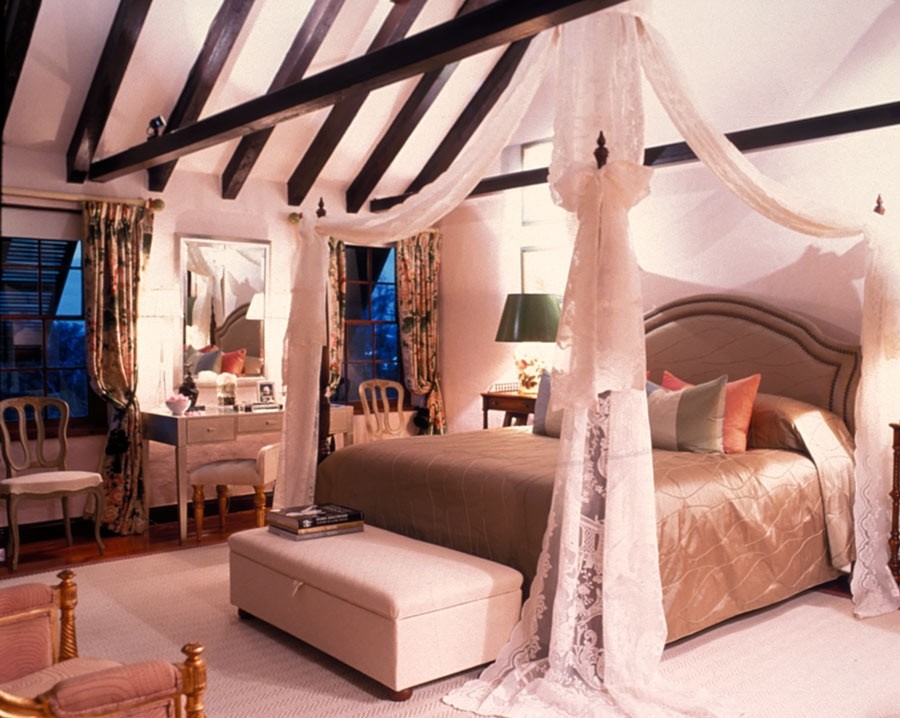 На фото: хозяйская спальня среднего размера в стиле неоклассика (современная классика) с розовыми стенами, темным паркетным полом и коричневым полом