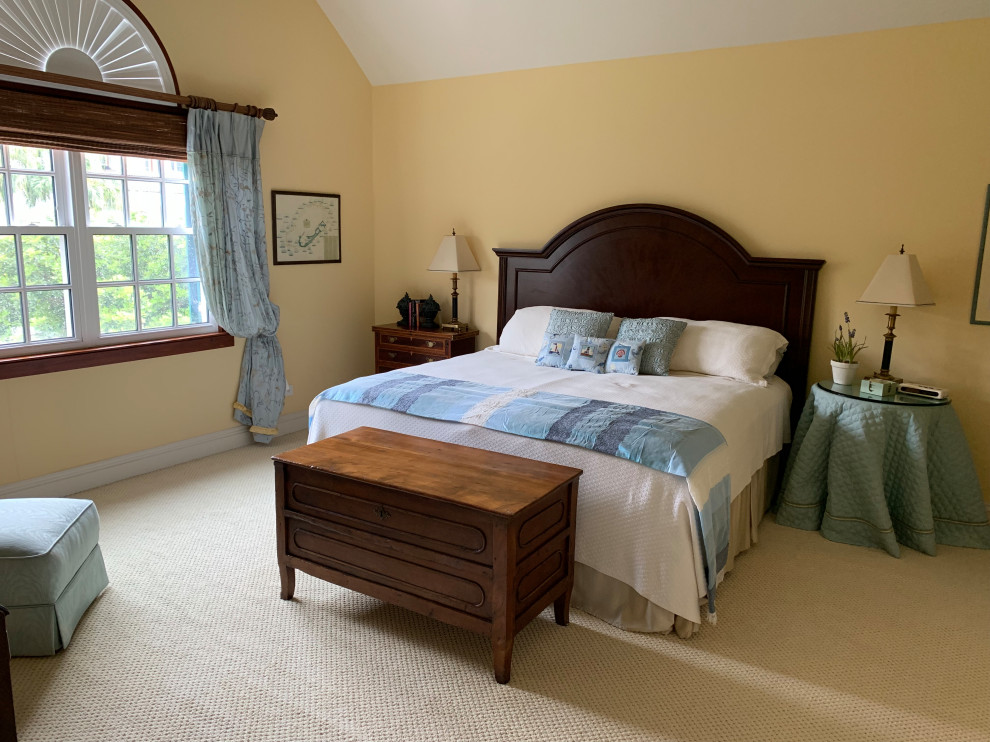 Идея дизайна: хозяйская спальня среднего размера в классическом стиле с зелеными стенами, ковровым покрытием, стандартным камином, фасадом камина из камня и белым полом