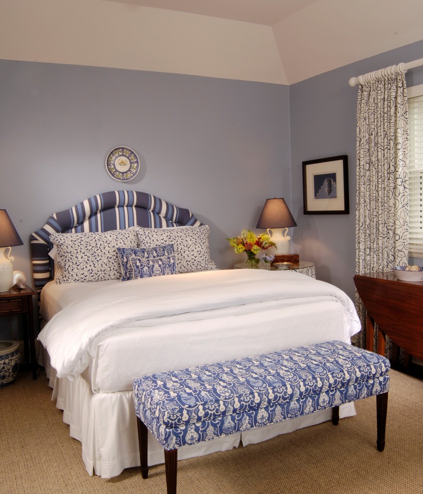 Immagine di una camera da letto classica con pareti viola e nessun camino
