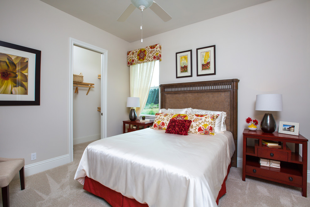 マイアミにある広いビーチスタイルのおしゃれな客用寝室 (ベージュの壁、カーペット敷き、暖炉なし) のインテリア