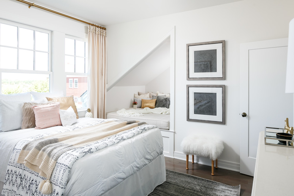 Mittelgroßes Klassisches Schlafzimmer ohne Kamin mit weißer Wandfarbe und dunklem Holzboden in Louisville