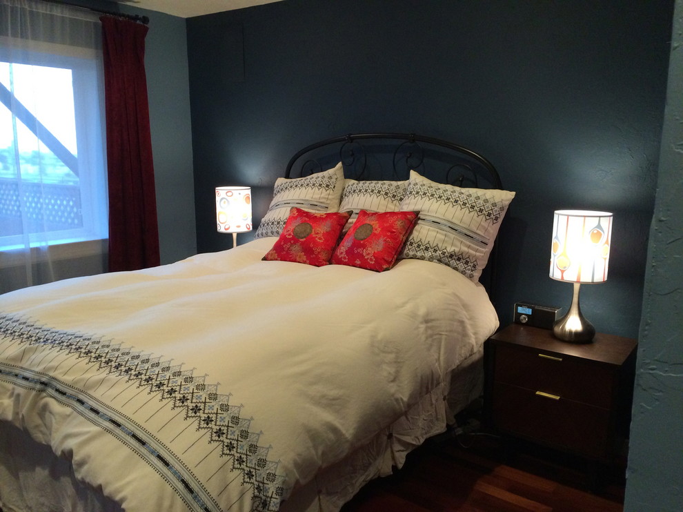 Kleines Modernes Hauptschlafzimmer ohne Kamin mit blauer Wandfarbe und braunem Holzboden in San Francisco