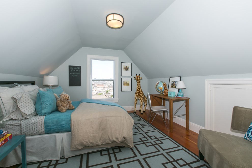 Modelo de habitación de invitados actual de tamaño medio sin chimenea con paredes grises, suelo de madera oscura y suelo marrón