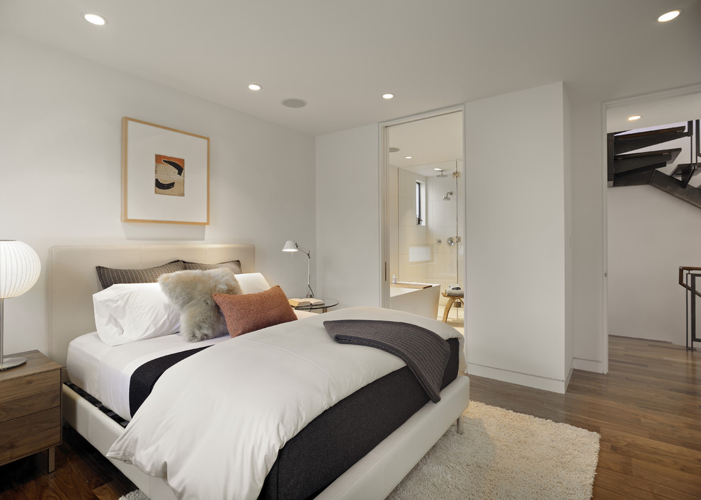 サンフランシスコにあるコンテンポラリースタイルのおしゃれな寝室 (白い壁、無垢フローリング) のレイアウト