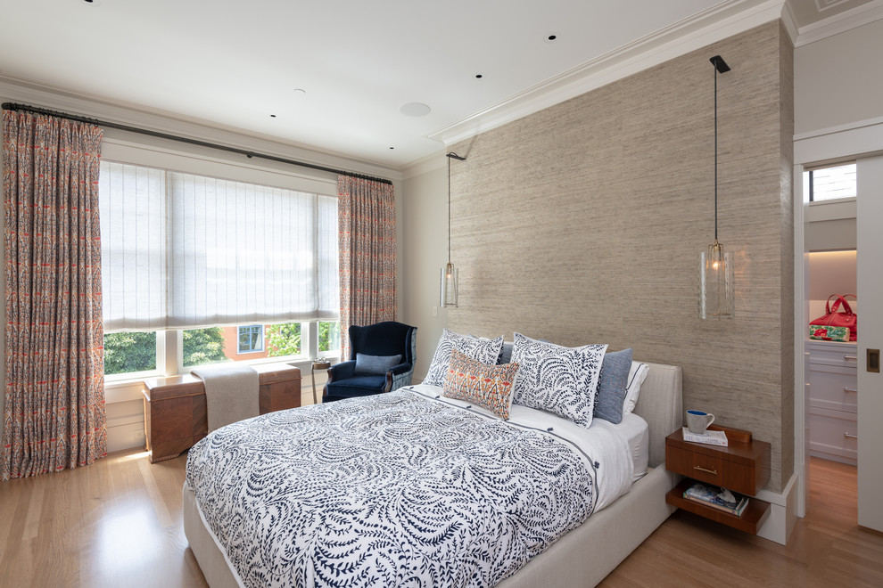 Diseño de dormitorio principal clásico renovado con paredes grises, suelo de madera en tonos medios y suelo marrón