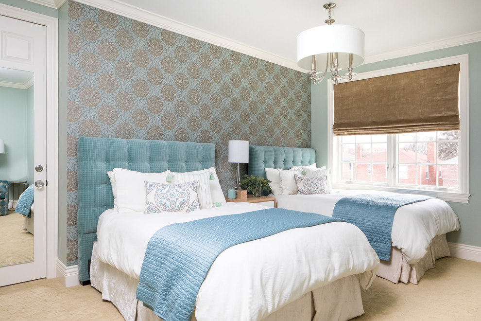 Inspiration för klassiska sovrum, med blå väggar, heltäckningsmatta och beiget golv