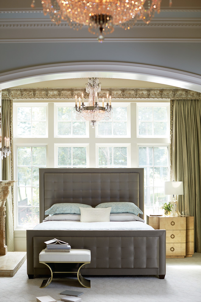 Imagen de dormitorio principal moderno grande con paredes azules, moqueta y suelo beige