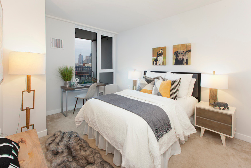 Retro Hauptschlafzimmer mit weißer Wandfarbe, Teppichboden und beigem Boden in San Francisco