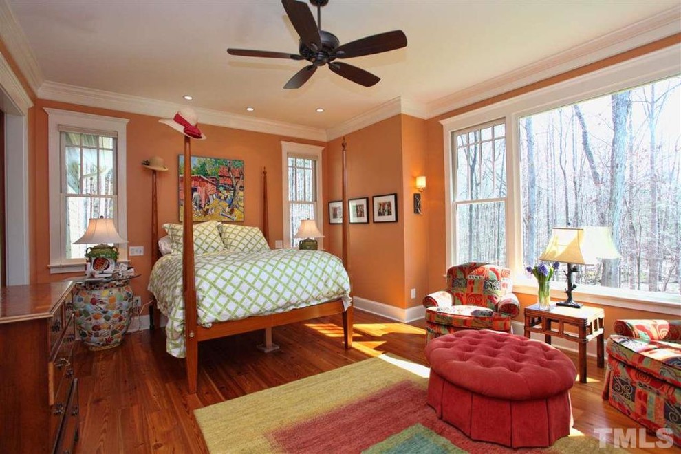 Стильный дизайн: спальня в стиле кантри с оранжевыми стенами и паркетным полом среднего тона без камина - последний тренд
