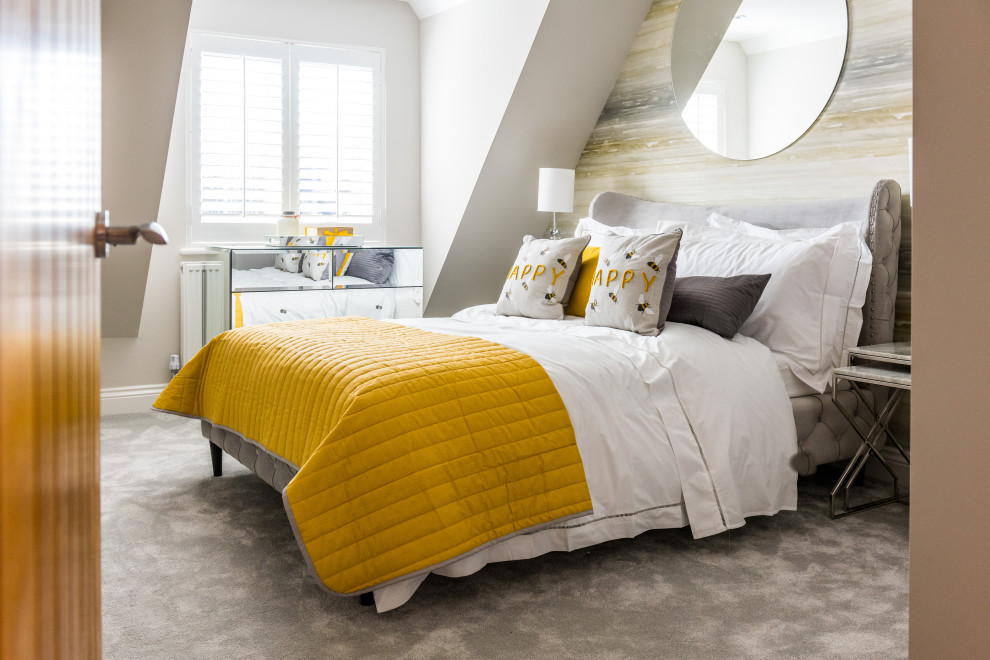 ドーセットにあるトランジショナルスタイルのおしゃれな寝室 (マルチカラーの壁、カーペット敷き、グレーの床、壁紙) のレイアウト