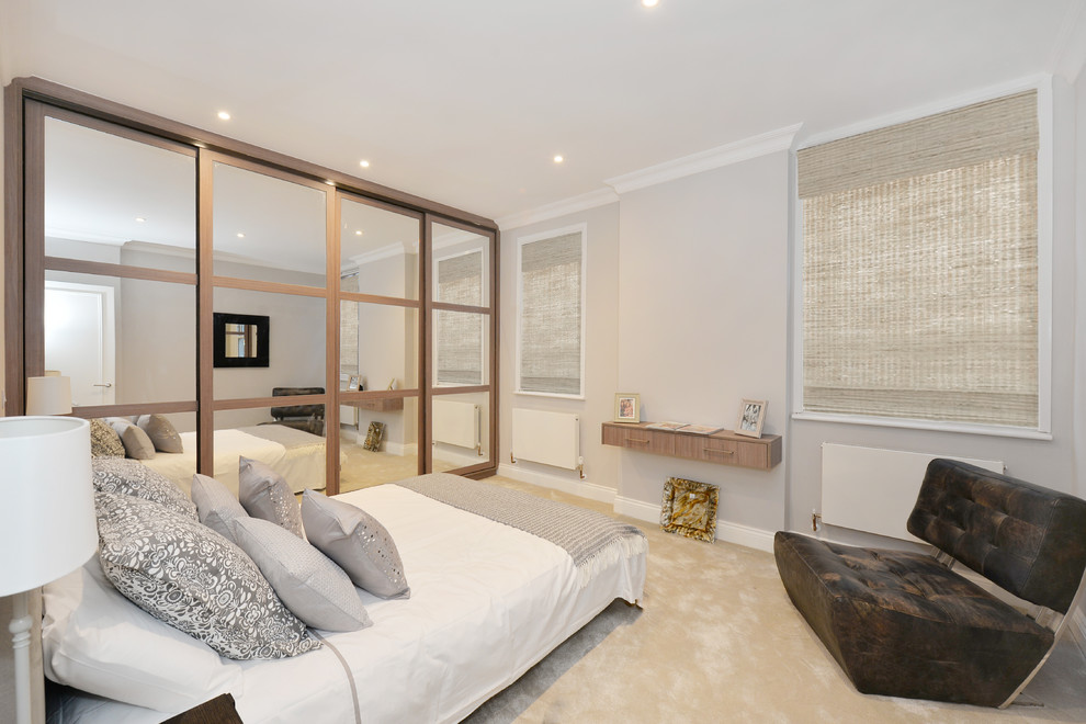 Modelo de dormitorio contemporáneo con paredes grises, moqueta y suelo beige