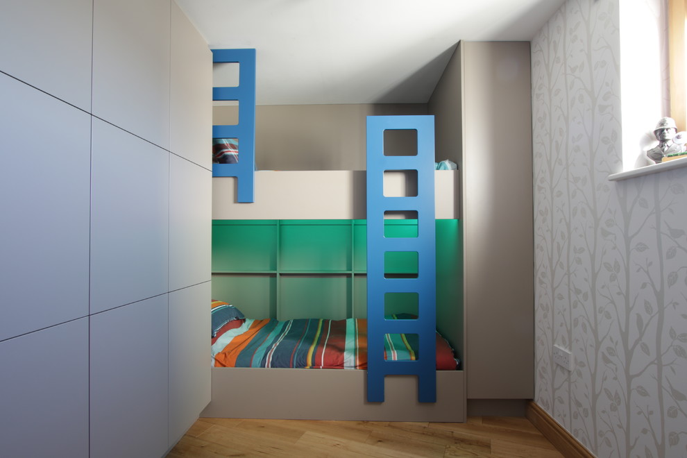 Ispirazione per una piccola camera degli ospiti design con parquet chiaro