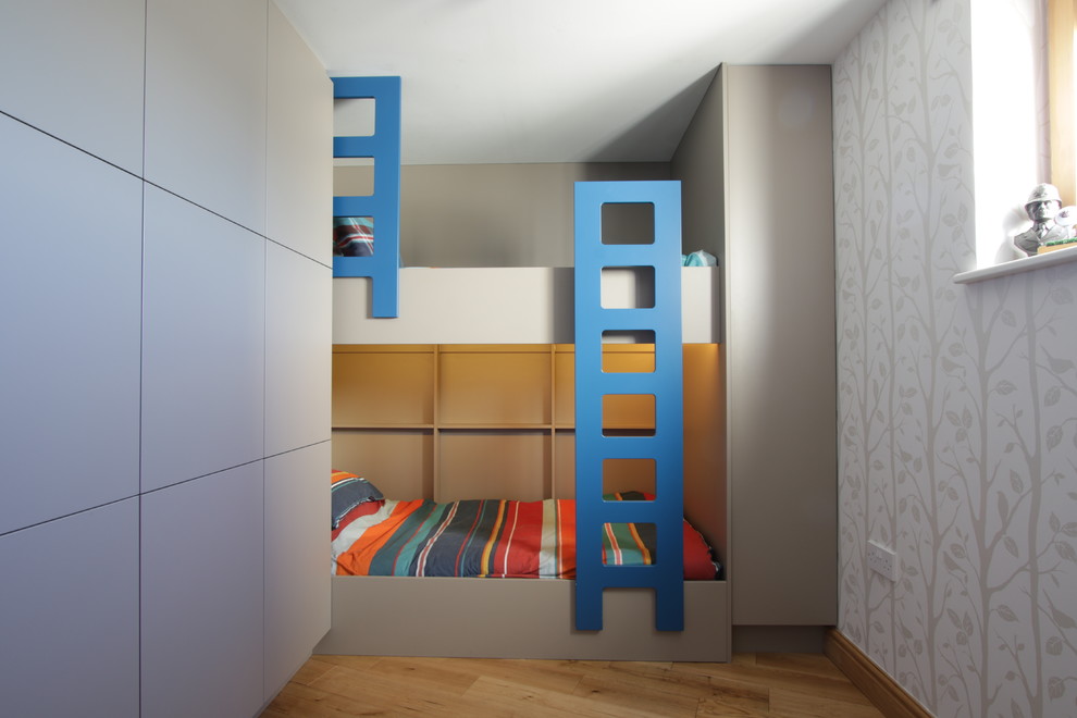 Inspiration pour une petite chambre d'amis design avec parquet clair.