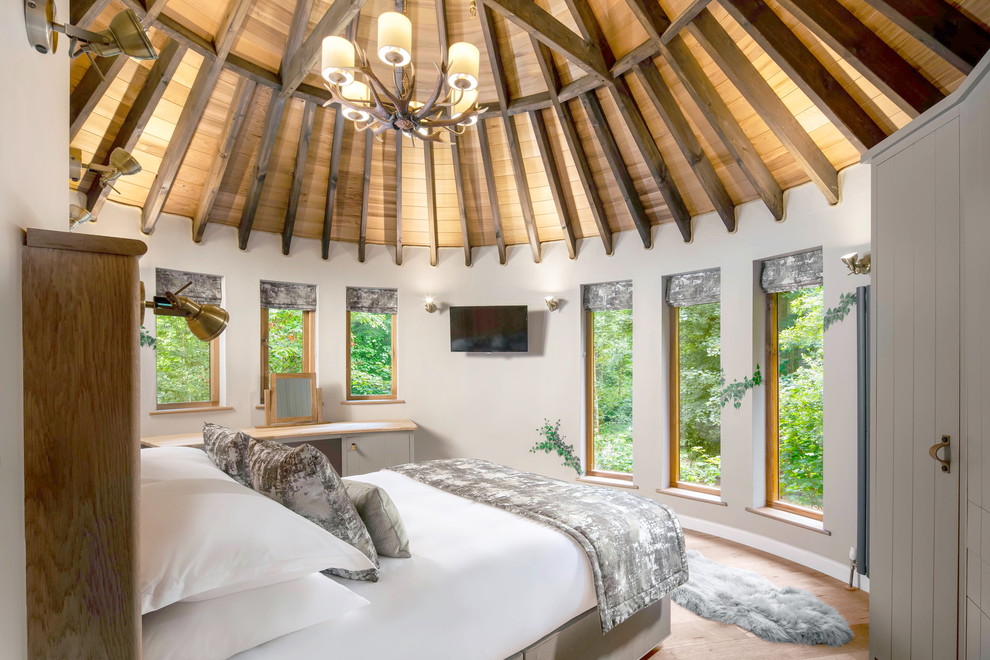 Пример оригинального дизайна: спальня в стиле кантри с серыми стенами, паркетным полом среднего тона и коричневым полом