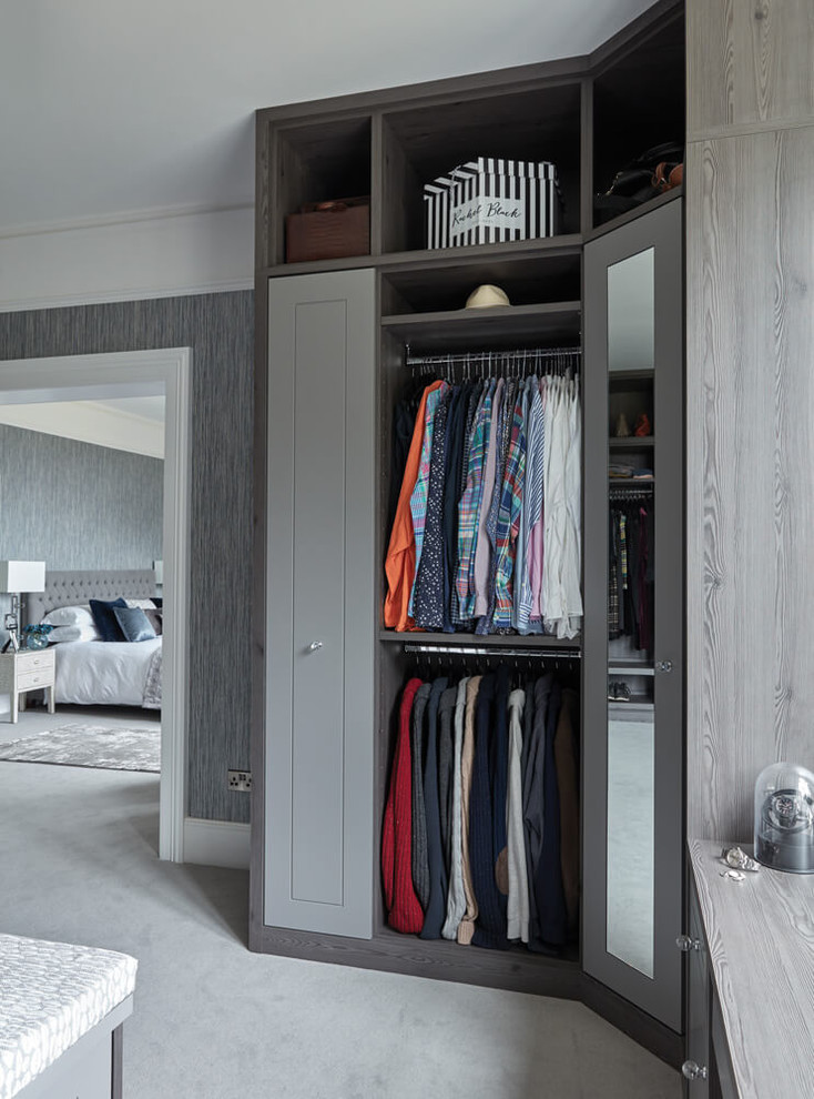 Exemple d'une grande chambre tendance avec un mur gris et un sol gris.