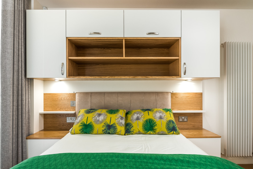 Источник вдохновения для домашнего уюта: хозяйская спальня среднего размера в стиле модернизм с белыми стенами, светлым паркетным полом и коричневым полом