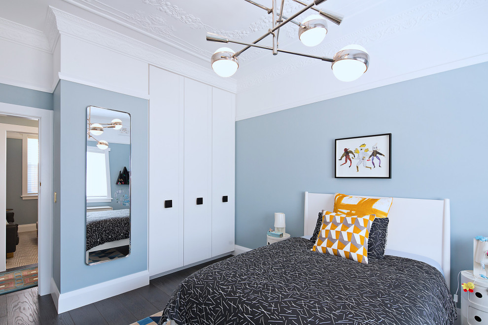 Aménagement d'une chambre contemporaine avec un mur bleu, parquet foncé et un sol marron.