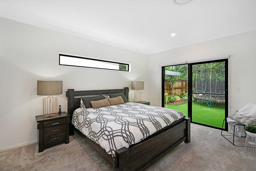 Foto de dormitorio principal contemporáneo grande con paredes blancas, moqueta y suelo beige