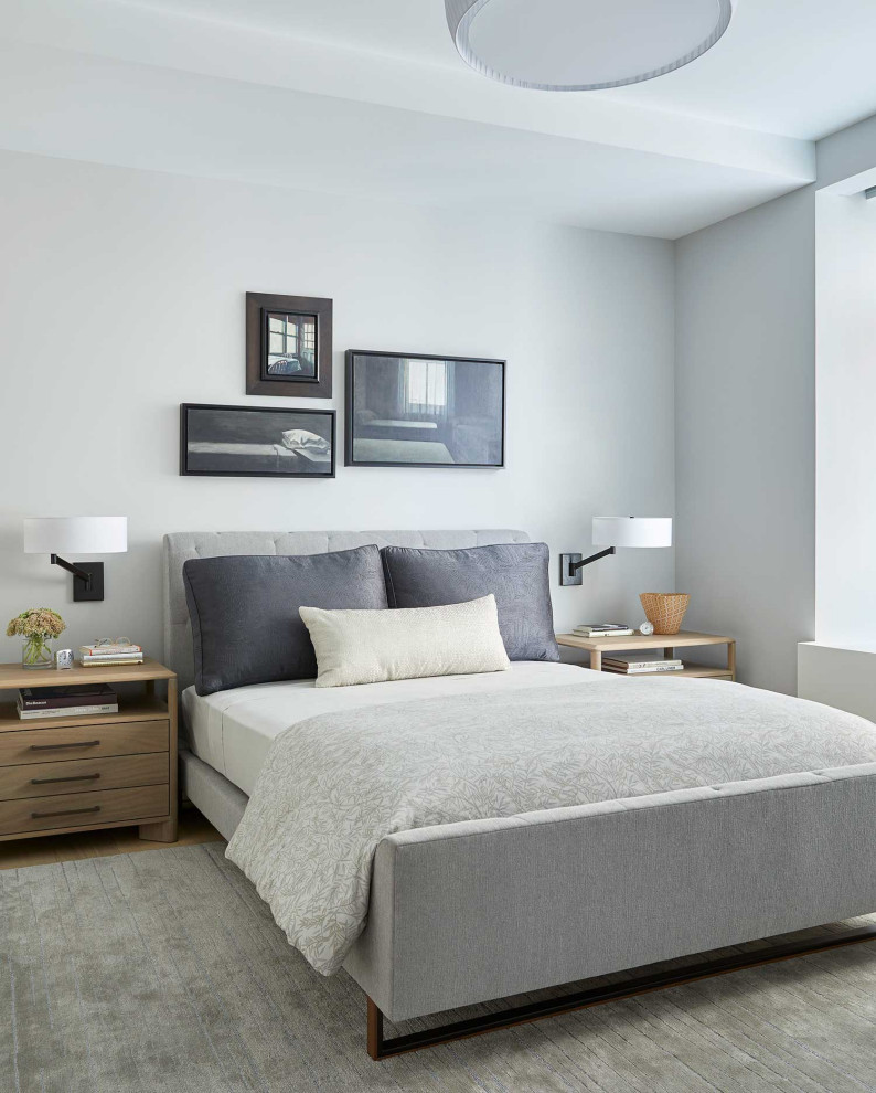 Идея дизайна: гостевая спальня (комната для гостей) в современном стиле с серыми стенами, паркетным полом среднего тона и серым полом без камина