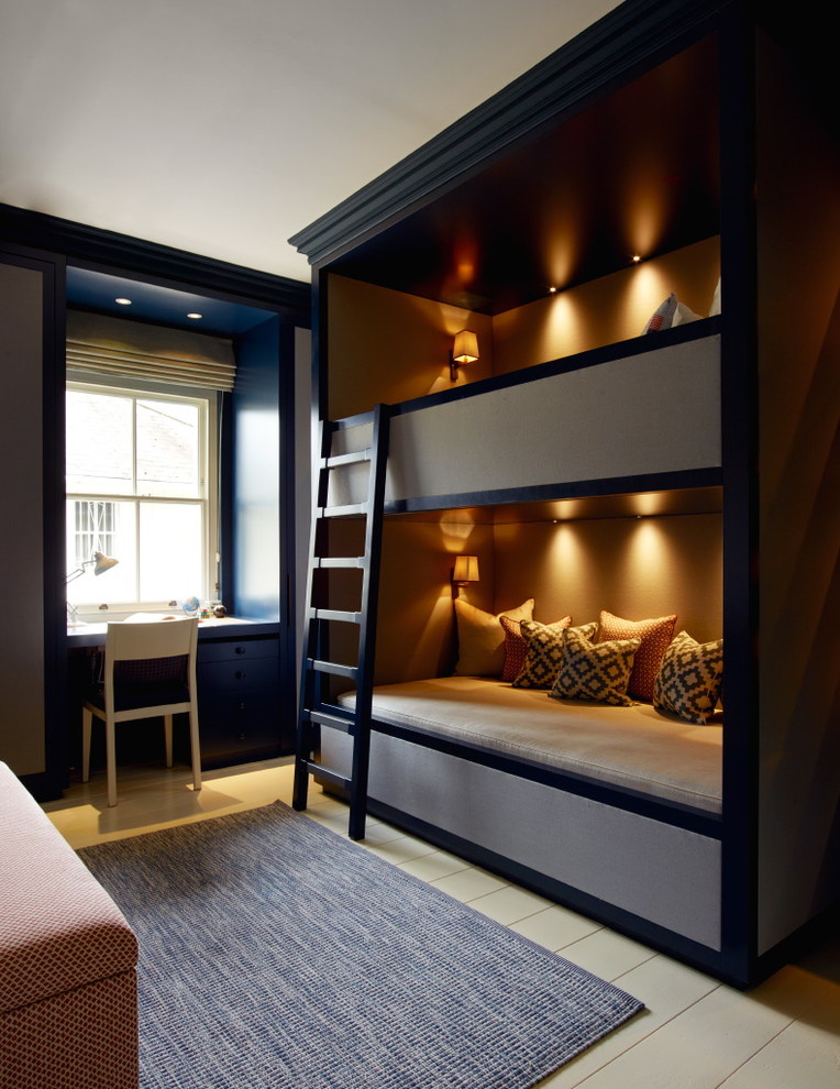 Mittelgroßes Modernes Gästezimmer mit brauner Wandfarbe, gebeiztem Holzboden und beigem Boden in London