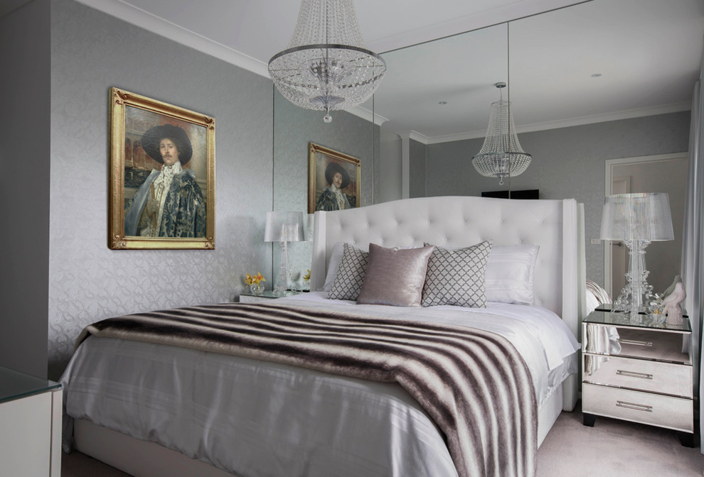 Стильный дизайн: большая хозяйская спальня в стиле фьюжн с серыми стенами, ковровым покрытием и серым полом без камина - последний тренд