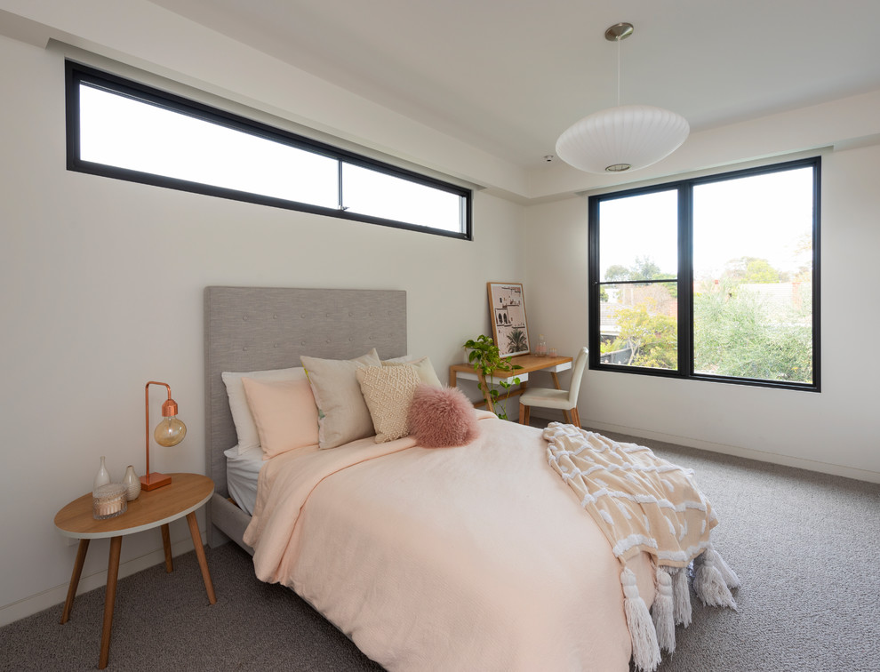 メルボルンにあるコンテンポラリースタイルのおしゃれな客用寝室 (白い壁、カーペット敷き、グレーの床) のレイアウト