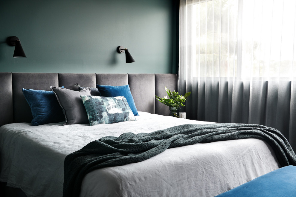 Mittelgroßes Nordisches Hauptschlafzimmer mit grüner Wandfarbe, Teppichboden und grauem Boden in Sydney