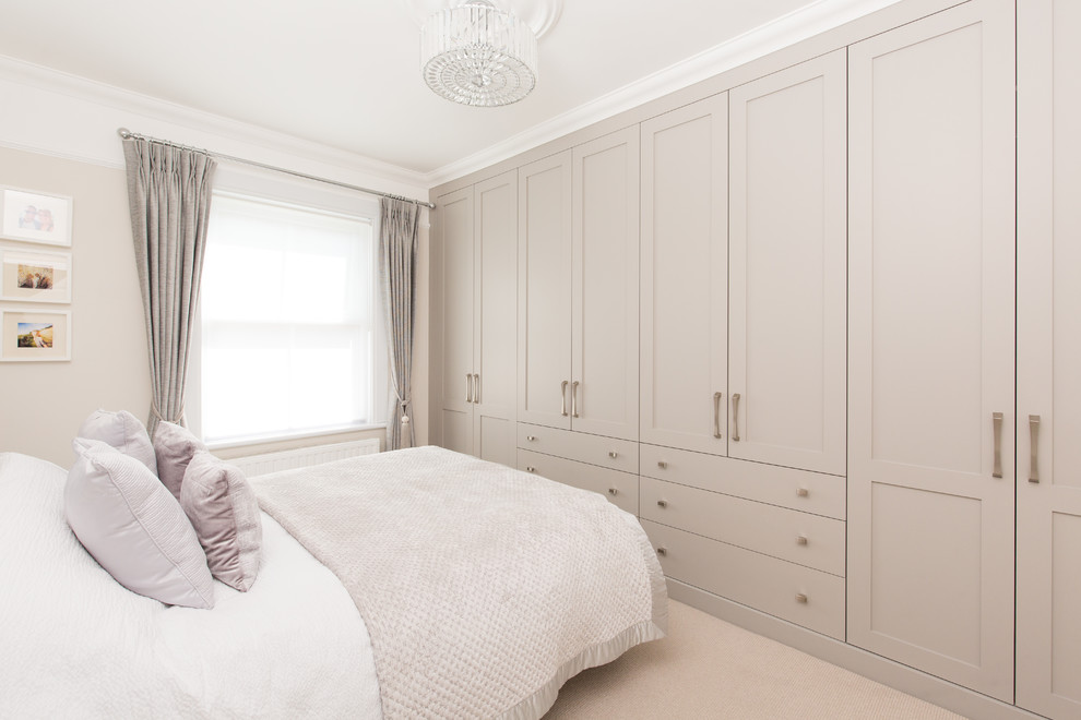 ハンプシャーにある広いトランジショナルスタイルのおしゃれな主寝室 (ベージュの壁、カーペット敷き、ベージュの床、グレーとブラウン、白い天井) のレイアウト