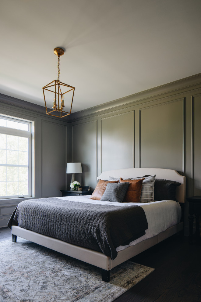 Свежая идея для дизайна: спальня в стиле неоклассика (современная классика) с серыми стенами и панелями на части стены - отличное фото интерьера