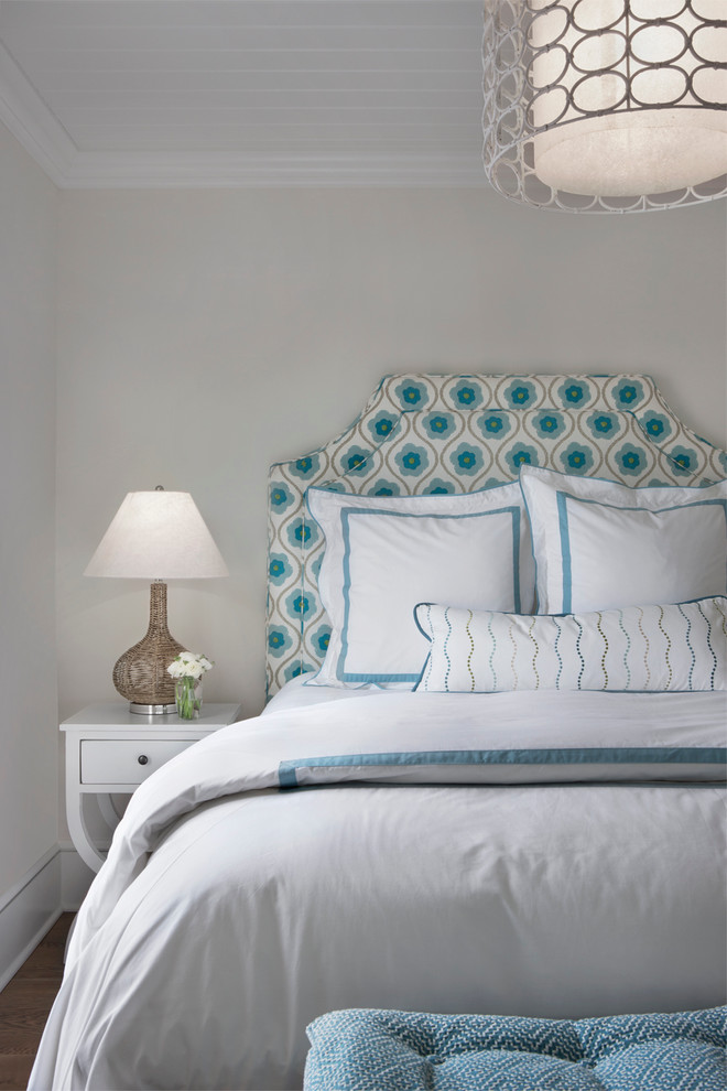 На фото: гостевая спальня среднего размера, (комната для гостей) в морском стиле с белыми стенами и паркетным полом среднего тона с