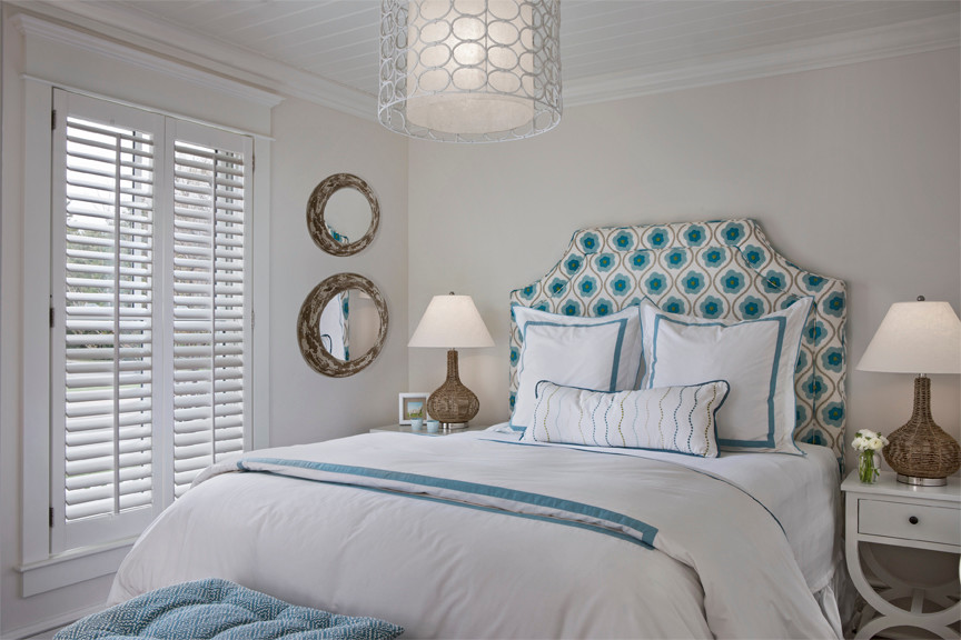 Esempio di una camera degli ospiti stile marinaro di medie dimensioni con pareti bianche e pavimento in legno massello medio