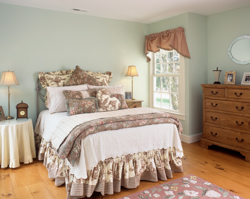 Imagen de habitación de invitados de estilo de casa de campo de tamaño medio con paredes verdes y suelo de madera en tonos medios
