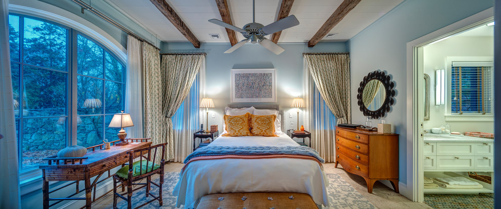 ニューヨークにある広いトランジショナルスタイルのおしゃれな客用寝室 (青い壁、無垢フローリング、標準型暖炉、漆喰の暖炉まわり、茶色い床)