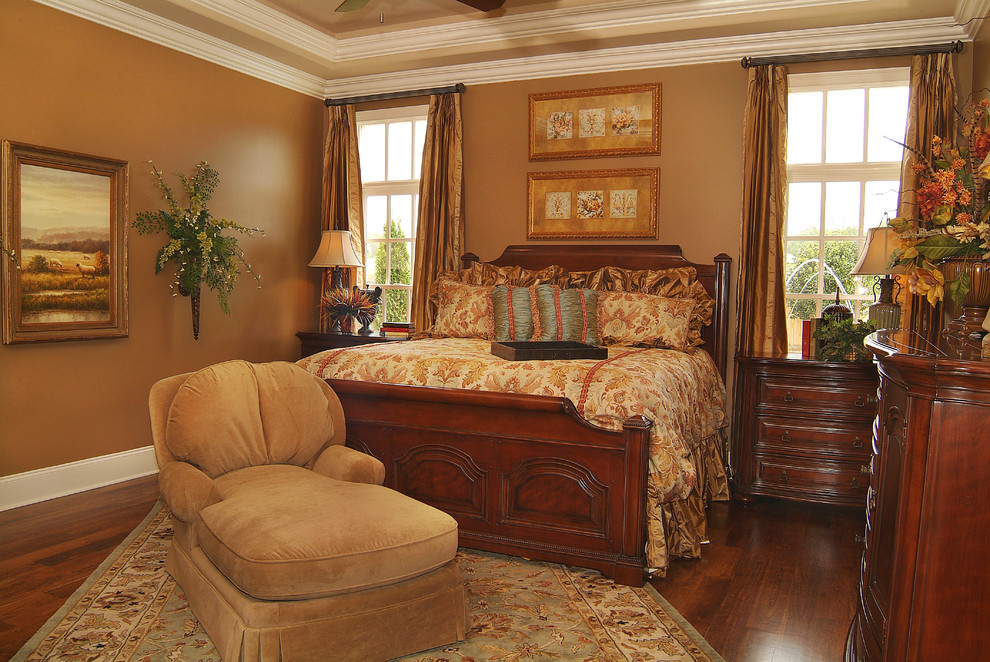 На фото: хозяйская спальня среднего размера в классическом стиле с коричневыми стенами и темным паркетным полом без камина с