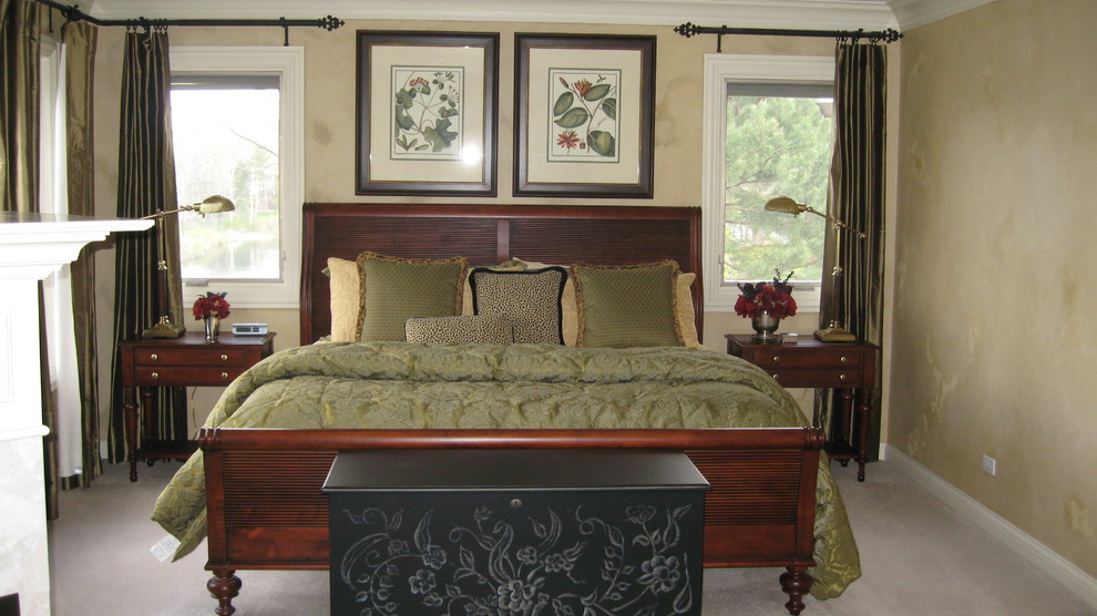 シカゴにある広いトラディショナルスタイルのおしゃれな主寝室 (茶色い壁、カーペット敷き、暖炉なし、茶色い床) のレイアウト