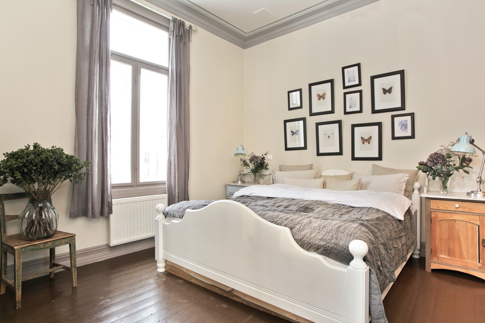 Klassisches Schlafzimmer ohne Kamin mit beiger Wandfarbe, dunklem Holzboden und braunem Boden in Sonstige
