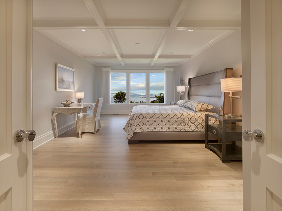 Идея дизайна: большая хозяйская спальня в стиле неоклассика (современная классика) с серыми стенами, светлым паркетным полом и коричневым полом без камина
