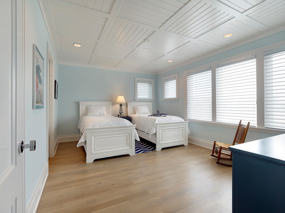 Foto de habitación de invitados marinera grande sin chimenea con paredes azules, suelo de madera clara y suelo marrón