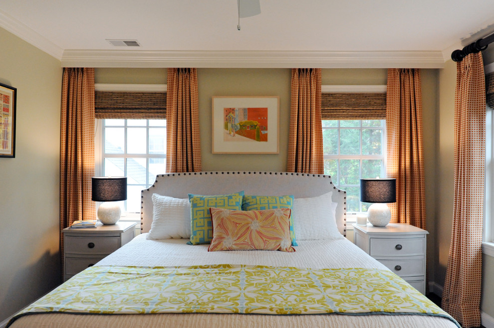 Modernes Schlafzimmer mit beiger Wandfarbe und dunklem Holzboden in Washington, D.C.