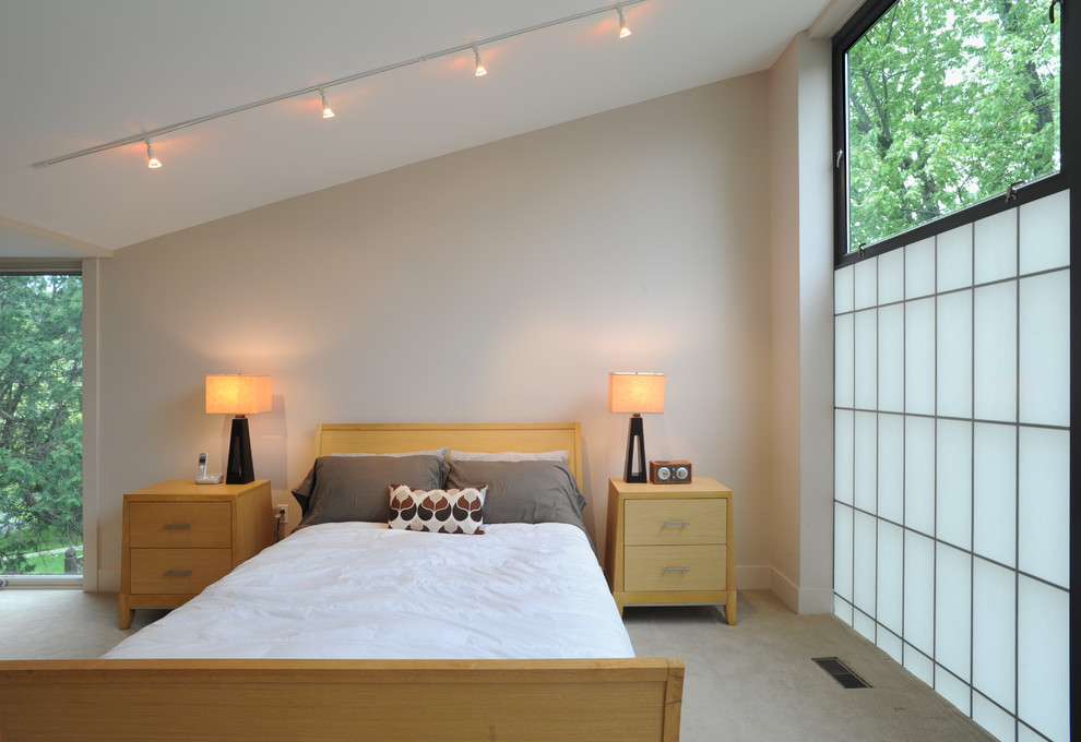 Inspiration pour une chambre avec moquette design avec un mur beige.