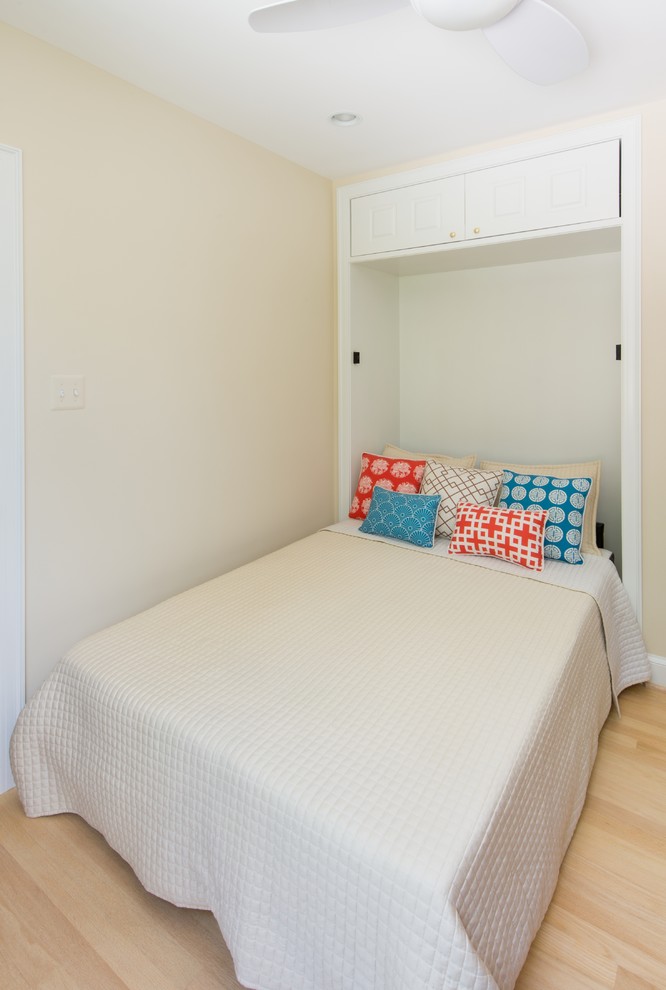 Aménagement d'une petite chambre d'amis classique avec un mur beige et parquet clair.